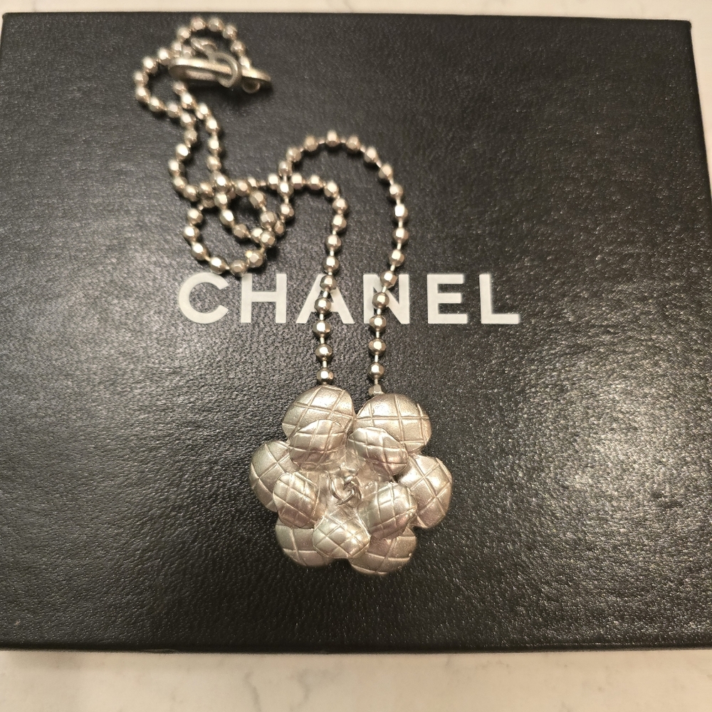 A beautiful brushed silver CHANEL Camillia necklace! - Picture 2 of 6